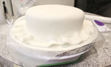  کیک تولد: چگونه روی کیک را با فوندانت بپوشانیم؟ 